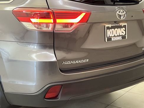 Used 2019 Toyota Highlander Plus AWD/4WD image 31