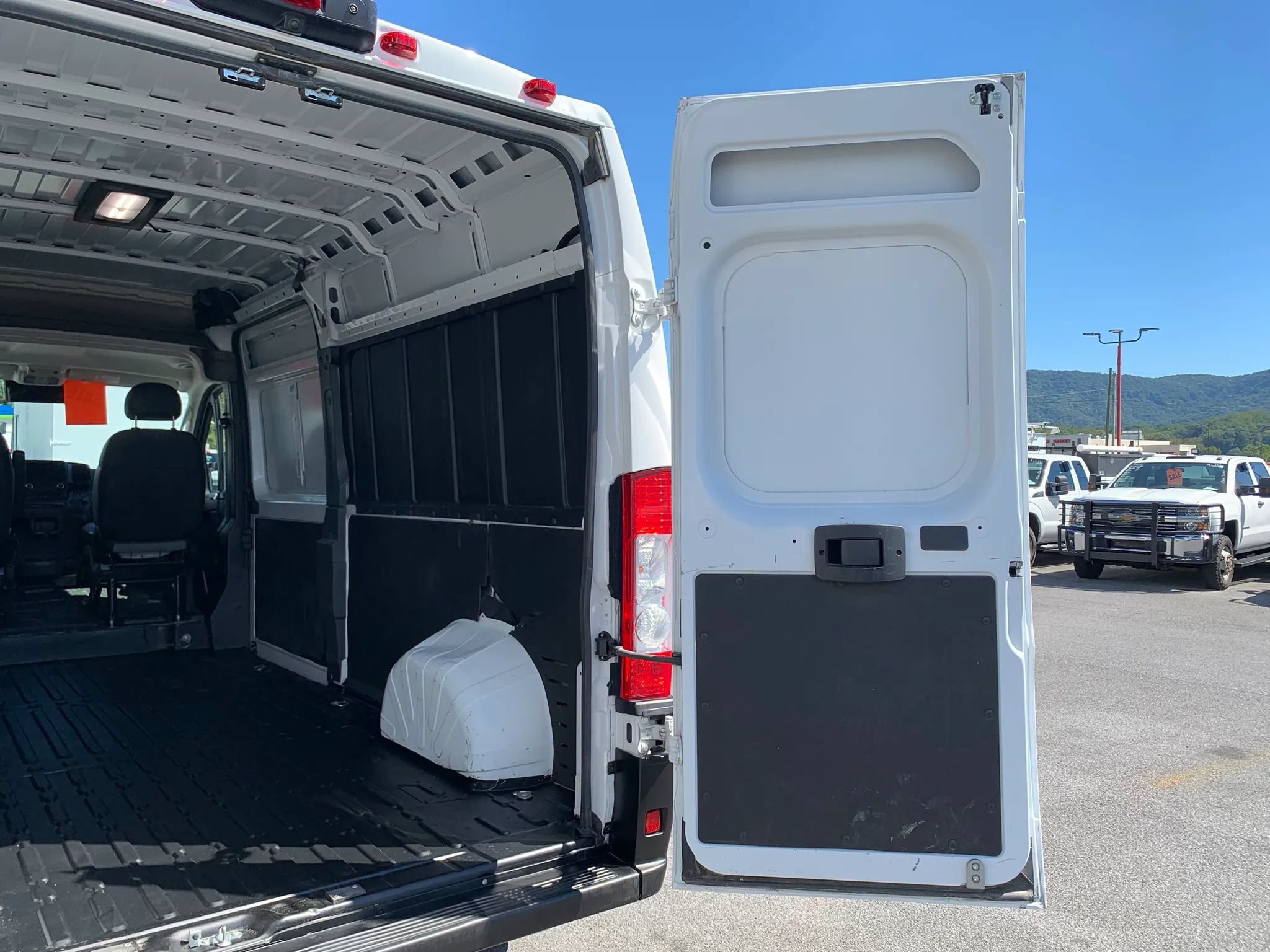 Used 2025 RAM ProMaster 2500 w/ Convenience Group FWD image 27