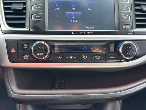 Used 2019 Toyota Highlander XLE AWD/4WD image 29