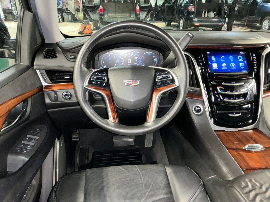 Used 2015 Cadillac Escalade Luxury AWD/4WD image 17