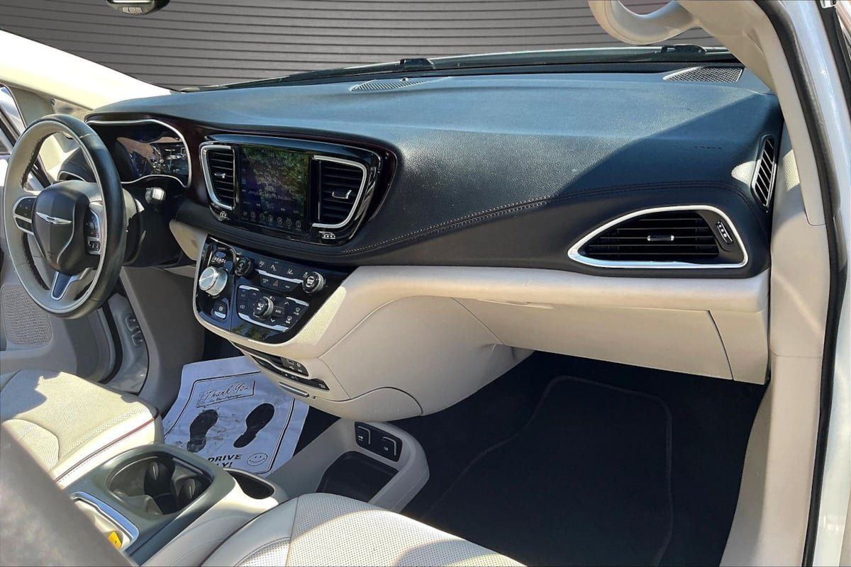 Used 2017 Chrysler Pacifica Limited w/ UConnect Theater Package FWD image 26