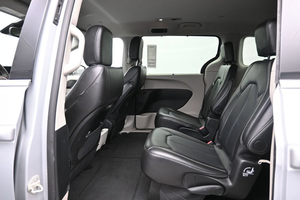 Used 2024 Chrysler Pacifica Touring-L FWD image 24