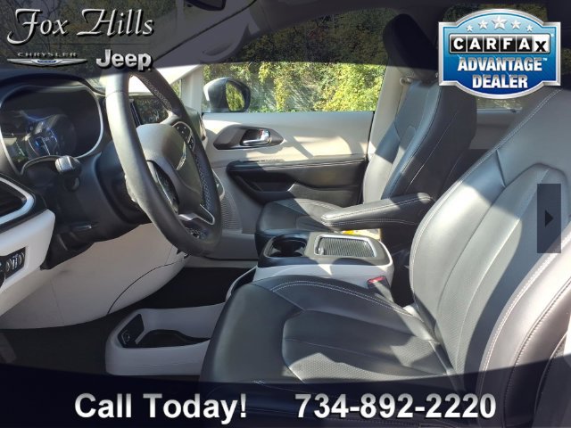 Used 2023 Chrysler Pacifica Touring-L FWD image 16