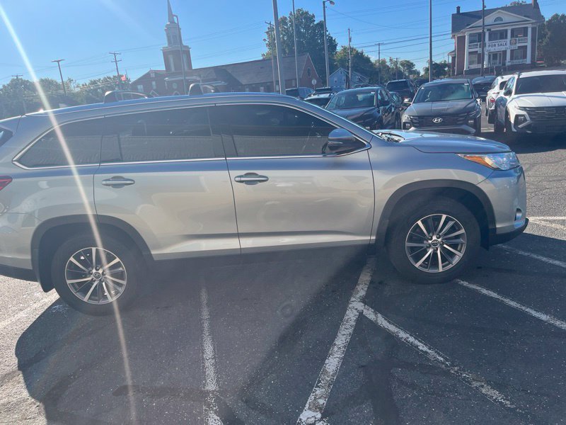 Used 2019 Toyota Highlander XLE AWD/4WD image 4