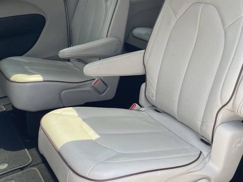 Used 2020 Chrysler Pacifica Limited FWD image 11