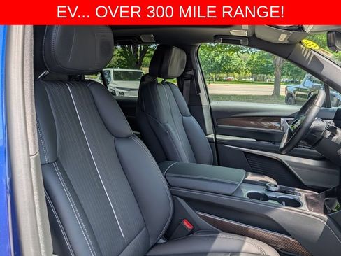 Used 2026 Cadillac Vistiq Sport w/ LPO, Floor Liner Package AWD/4WD image 17