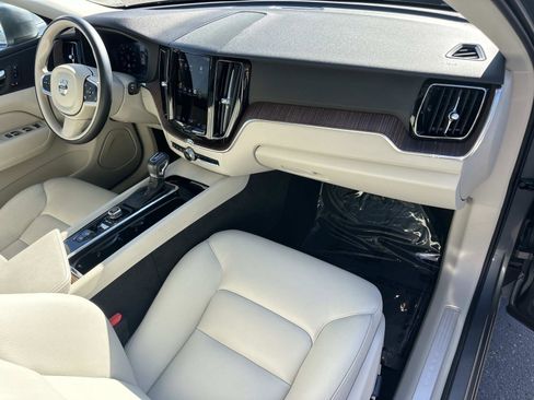 Certified 2021 Volvo XC60 T5 Momentum w/ Premium Package image 27