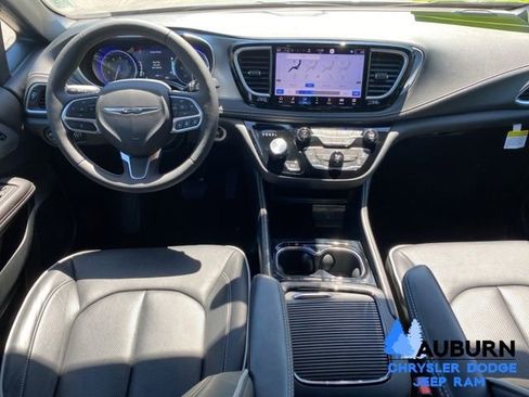 Used 2026 Chrysler Pacifica Limited FWD image 24