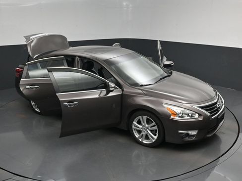 Used 2013 Nissan Altima 3.5 SL FWD image 19