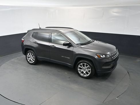 Used 2022 Jeep Compass Latitude w/ Sun and Sound Group AWD/4WD image 33
