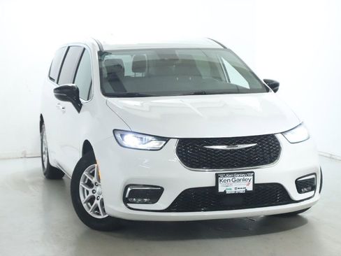 Used 2024 Chrysler Pacifica Touring-L FWD image 2