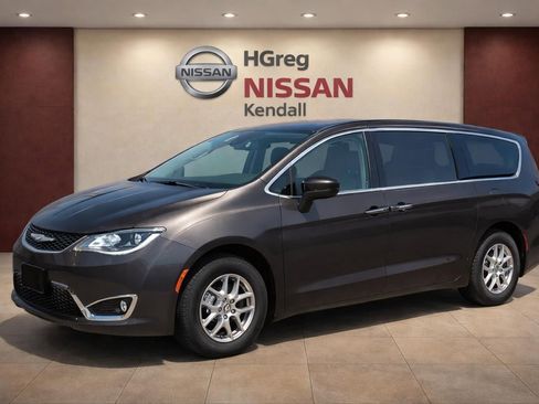 Used 2023 Chrysler Pacifica Touring-L FWD image 3