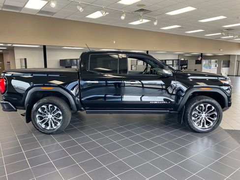 Used 2024 GMC Canyon Denali image 2