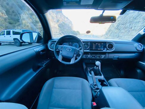 Used 2017 Toyota Tacoma TRD Sport w/ Premium & Technology Package image 39