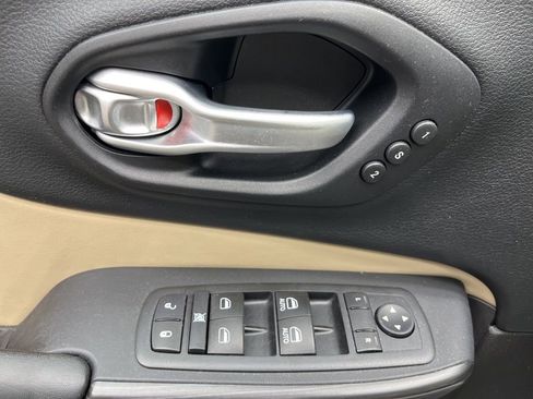 Used 2015 Jeep Cherokee Limited w/ Luxury Group FWD image 9