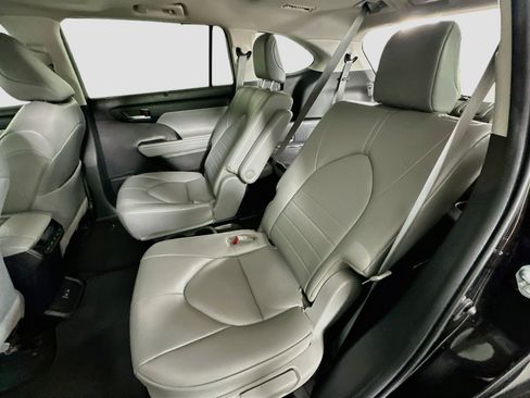 Used 2022 Toyota Highlander XLE FWD image 29