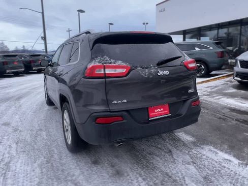 Used 2016 Jeep Cherokee Latitude w/ Cold Weather Group AWD/4WD image 7