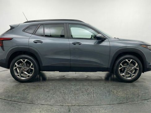 Used 2025 Chevrolet Trax LT image 11