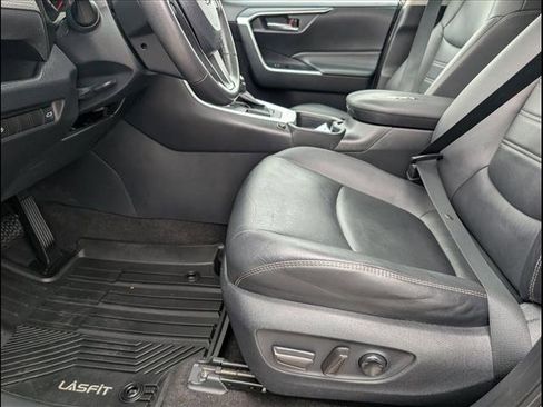 Used 2019 Toyota RAV4 XLE Premium image 9