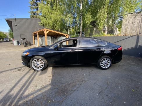 Used 2017 Ford Fusion SE FWD image 3