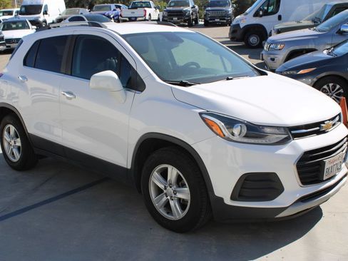 Used 2019 Chevrolet Trax LT w/ LT Convenience Package FWD image 3