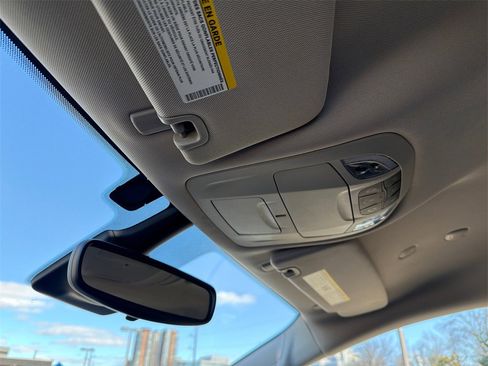 Used 2023 Chrysler Pacifica Touring-L image 34