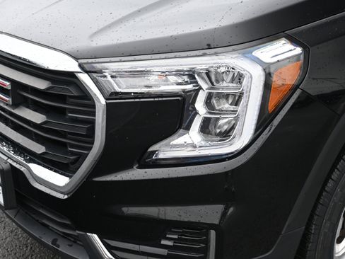 Used 2023 GMC Terrain SLE image 12