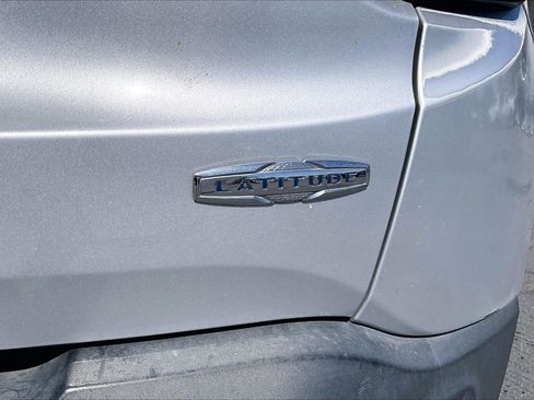 Used 2015 Jeep Renegade Latitude FWD image 8