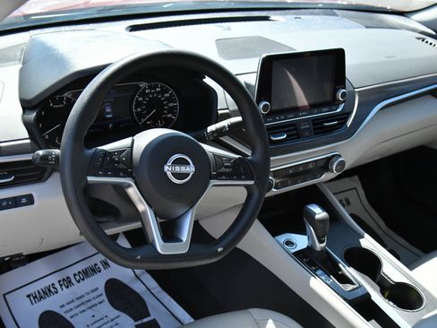 Used 2025 Nissan Altima 2.5 SV FWD image 14