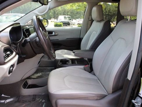 Used 2018 Chrysler Pacifica Touring-L FWD image 11