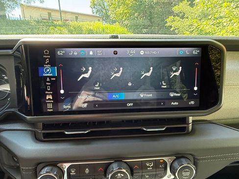 Used 2024 Jeep Wrangler Unlimited Sahara w/ Technology Group AWD/4WD image 22