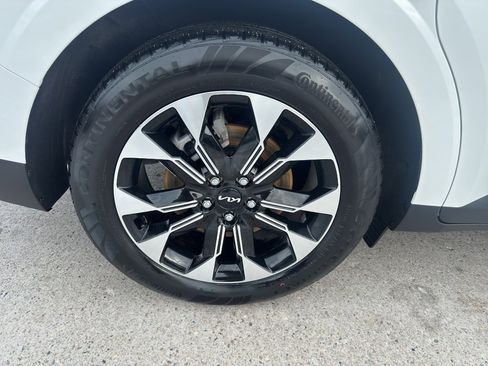 Used 2024 Kia Carnival EX image 9