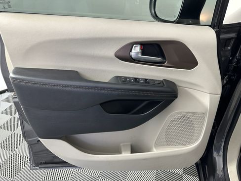 Used 2017 Chrysler Pacifica Touring-L image 26