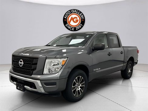 Used 2022 Nissan Titan SV image 3