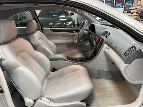 Used 2001 Mercedes-Benz CLK 320 Coupe image 15