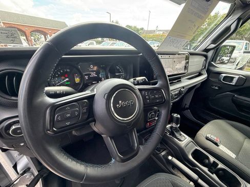 Used 2024 Jeep Wrangler Unlimited Rubicon 4xe AWD/4WD image 15