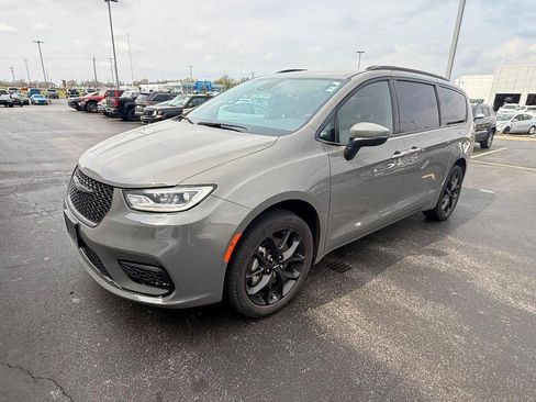 Used 2023 Chrysler Pacifica Touring-L w/ S Appearance Package image 2