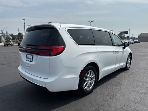 Used 2024 Chrysler Pacifica Touring-L FWD image 7