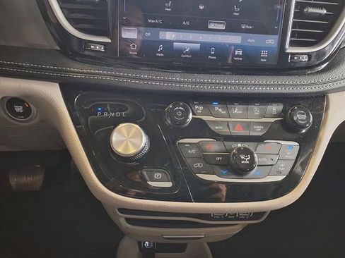 Used 2024 Chrysler Pacifica Touring-L image 23