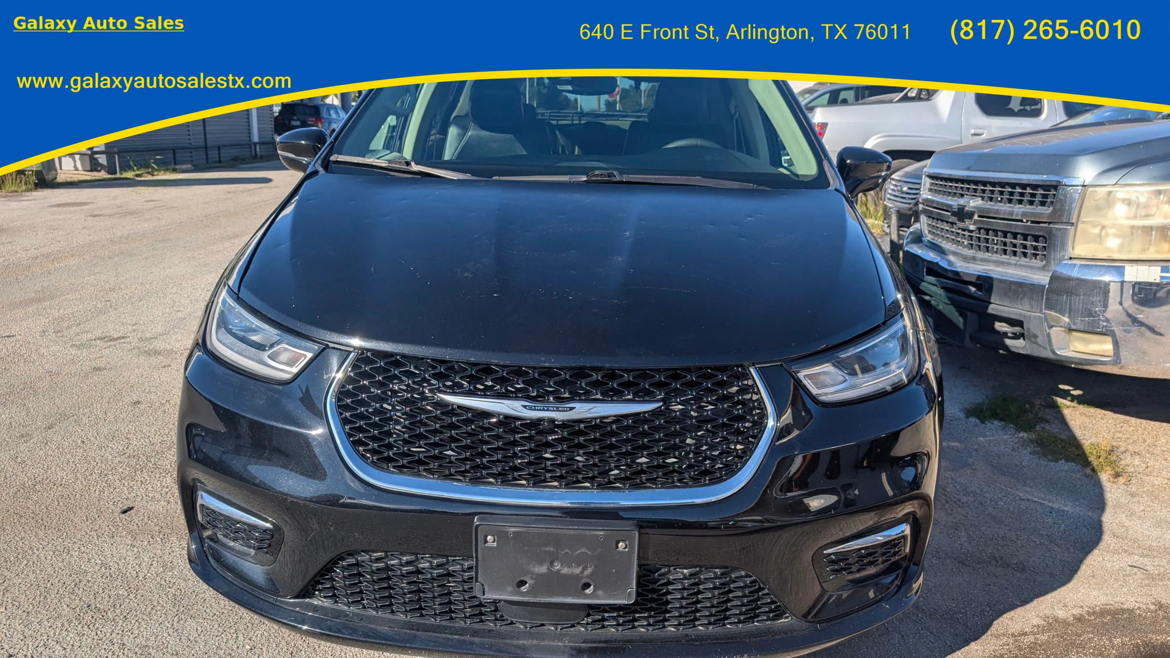 Used 2024 Chrysler Pacifica Touring-L FWD image 2