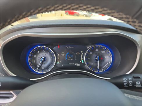 Used 2022 Chrysler Pacifica Touring-L image 27