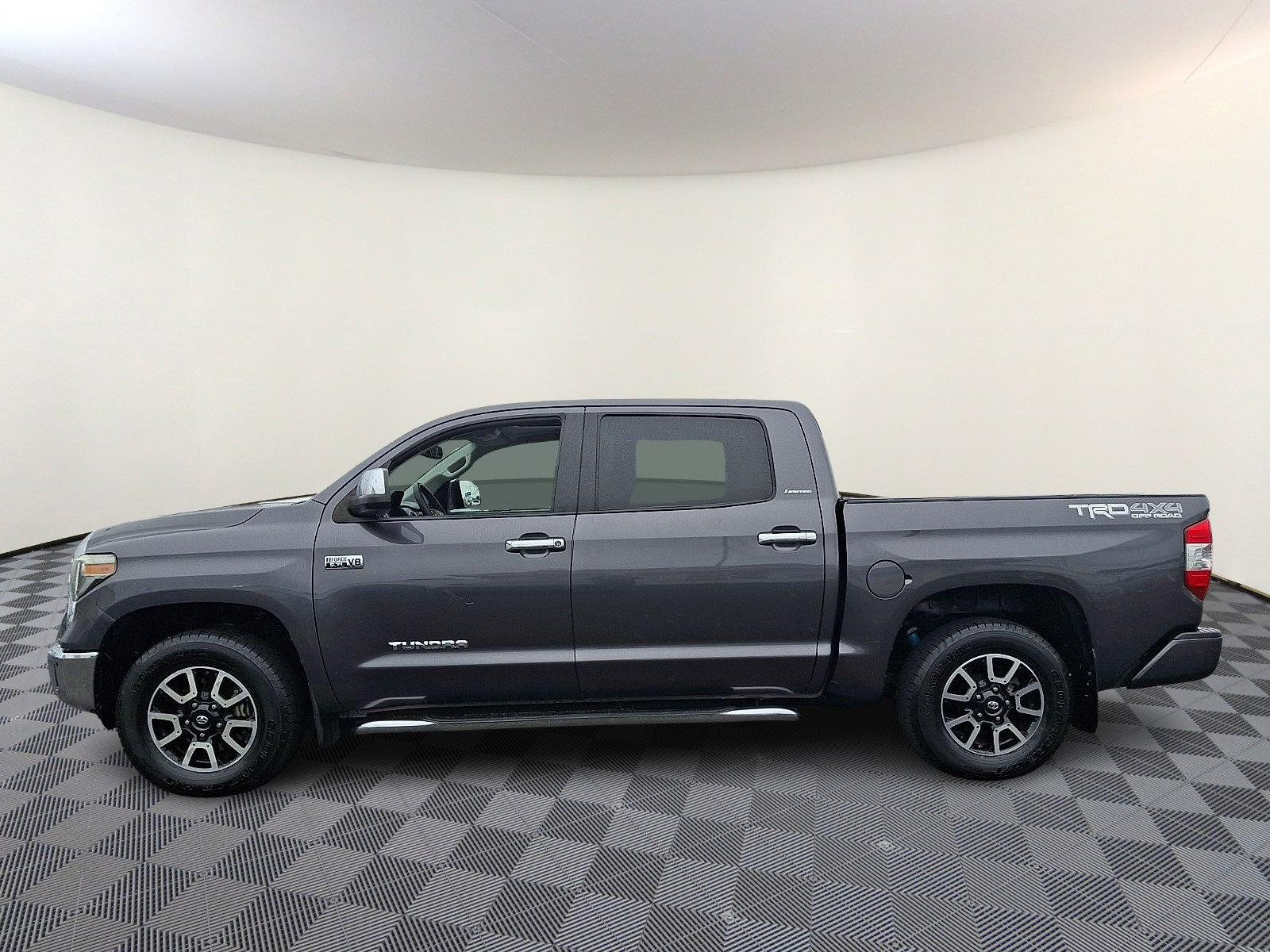 Used 2018 Toyota Tundra Limited w/ Limited Premium Package AWD/4WD image 4