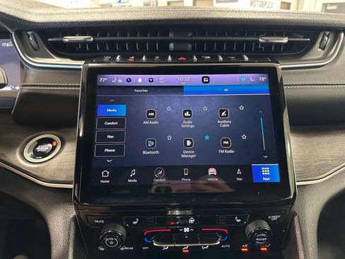 Used 2024 Jeep Grand Cherokee Limited RWD image 31