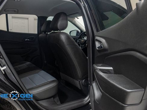Used 2025 Chevrolet Trax LT w/ Driver Confidence Package image 32