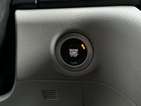 Used 2023 Chrysler Pacifica Touring-L FWD image 21