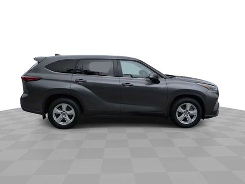 Used 2021 Toyota Highlander LE AWD/4WD image 9