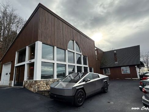 Used 2025 Tesla Cybertruck AWD Crew Cab image 54