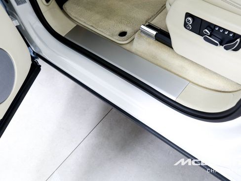 Used 2023 Bentley Bentayga Plug-In Hybrid AWD/4WD image 16