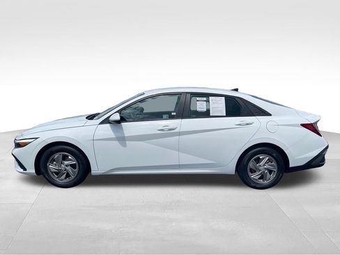 Used 2025 Hyundai Elantra SE FWD image 2