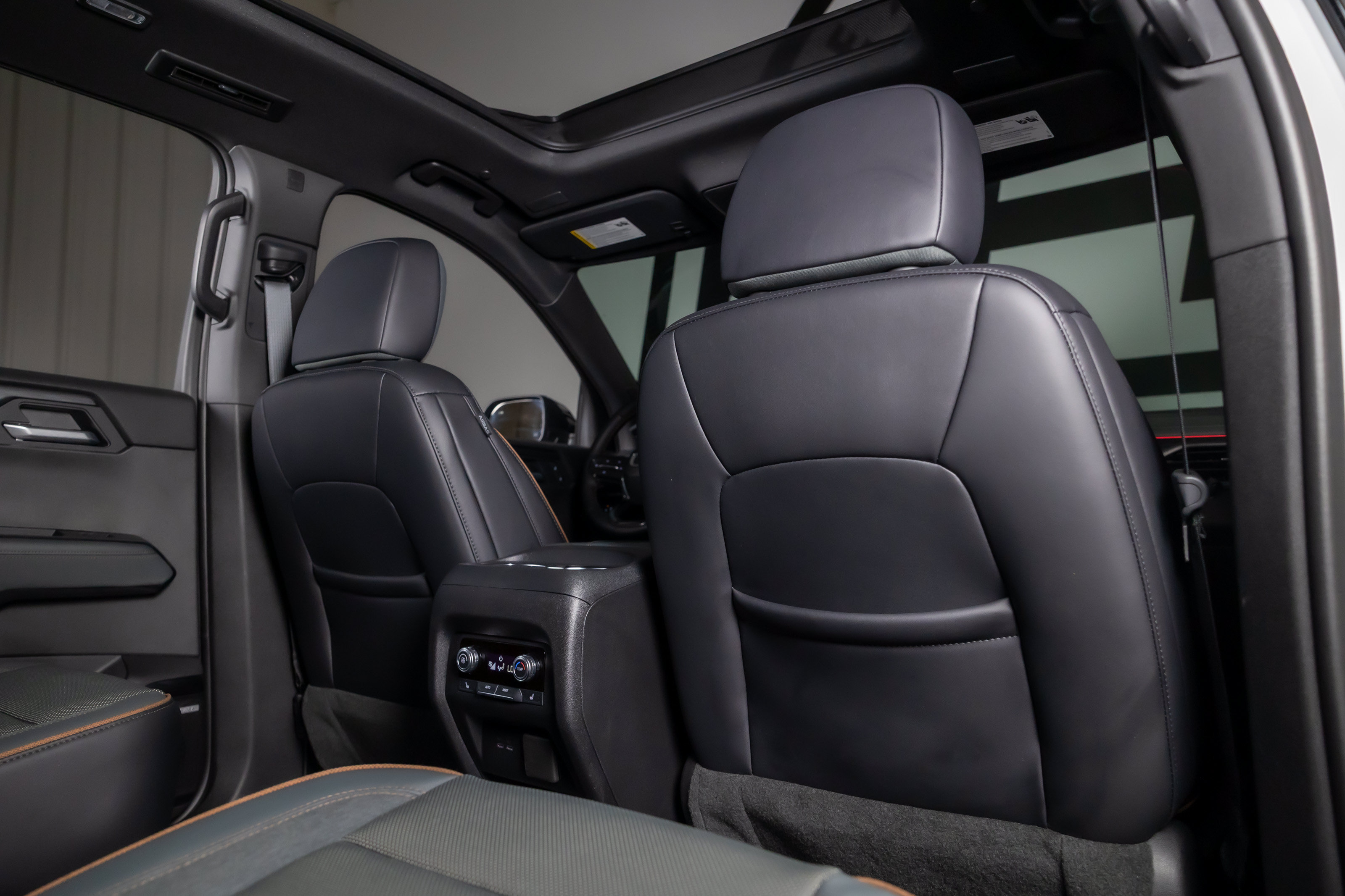 Used 2026 GMC Acadia AT4 w/ Luxury Package AWD/4WD image 32